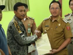 Pj. Bupati Lampung Barat Drs. Nukman, MM., serahkan sertipikat hak atas tanah program strategis nasional kegiatan PTSL tahun 2024