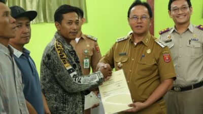 Pj. Bupati Lampung Barat Drs. Nukman, MM., serahkan sertipikat hak atas tanah program strategis nasional kegiatan PTSL tahun 2024