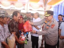 Kapolres Lampung Selatan Dampingi Menko Pangan RI Salurkan Bantuan untuk Korban Banjir