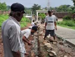 Semangat Gotong royong warga pekon Tambah Rejo Barat Gading Rejo diawal Tahun 2025.