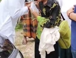 Kepergian Abah Dasum untuk beribadah Umroh dilepas dengan tangis bahagia warga Kebumen Banjar Agung Udik.