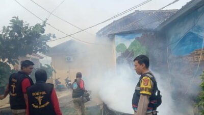 Serentak, Polres Tanggamus dan Polsek Jajaran Gelar Penyemprotan Jentik Nyamuk untuk Cegah DBD