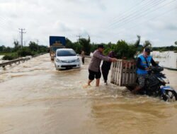 Akibat Meluapnya Sungai, Polres Lampung Tengah Sigap Bantu Warga Terdampak Banjir di Sejumlah Titik Lokasi