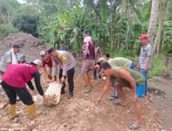 Bhabinkamtibmas Polsek Penengahan Gotong Royong Bersihkan TPS Bersama Warga
