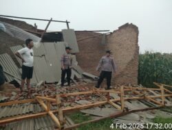 Polsek Jati Agung Cek Rumah Warga yang Rusak Akibat Hujan Deras dan Angin Kencang