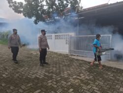 Bhabinkamtibmas Polsek Natar Sambangi Warga Desa Hajimena dan Dampingi Fogging Cegah DBD