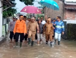 Kapolsek dan Bhabinkamtibmas Dampingi Wakil Bupati Lampung Selatan Tinjau Bencana Banjir di Jati Agung