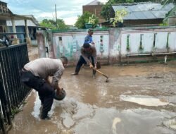 Polisi dan Dinas Terkait Bersihkan Lumpur Dampak Banjir di Telukbetung Timur Bandar Lampung
