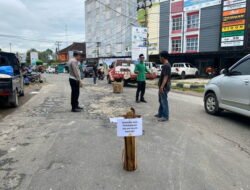 Polres Pringsewu Kawal Aksi Sosial Perbaikan Jalan oleh Pemuda Pringsewu