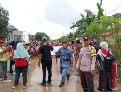 Polsek Palas Polres Lampung Selatan Berikan Pengamanan Kegiatan Aksi Masyarakat Tabur Ikan di Jalan Rusak