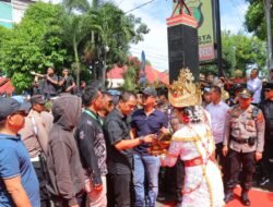 Unik, Polresta Bandar Lampung Sambut Ratusan Massa Aksi Terkait Konflik Universitas Malahayati dengan Tarian Tradisional
