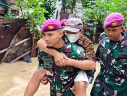 Aksi Sigap dan Tanggap, Sudah Teruji.Prajurit Petarung Yonif 9 Marinir Bantu Evakuasi Warga Yang Terdampak Banjir Di Pesawaran Lampung.
