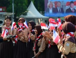 Bendera Berkibar Senyum Terkembang, Antusiasme Siswa Sambut Kunjungan Kenegaraan Presiden Prancis