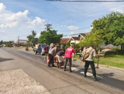 Polisi dan Damkar Gerak Cepat Bersihkan Tumpahan Solar di Jalan Raya Tiyuh Candara Mukti