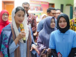Wamendag Kunjungi UMKM Tenun Medali Mas di Kediri