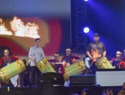 Tabuh Gendang Baleq, Menpora Dito Dampingi Wapres Gibran Tutup FORNAS VIII NTB 2025