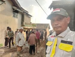 Kades Sumber Jaya Hardidi Pimpin Langsung Warga Tambal Jalan Berlubang di Dusun Bumi Jaya.