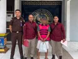 Kejari Pesawaran Terima Penyerahan Tersangka dan Barang Bukti Dugaan Korupsi APBDes Padang Manis.