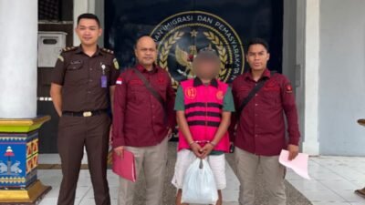Kejari Pesawaran Terima Penyerahan Tersangka dan Barang Bukti Dugaan Korupsi APBDes Padang Manis.