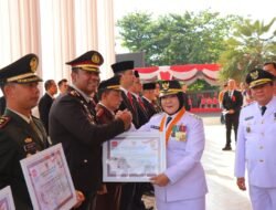 Bunda Eva Dwiana Memberi Penghargaan Kepada Kapolresta Bandar Lampung